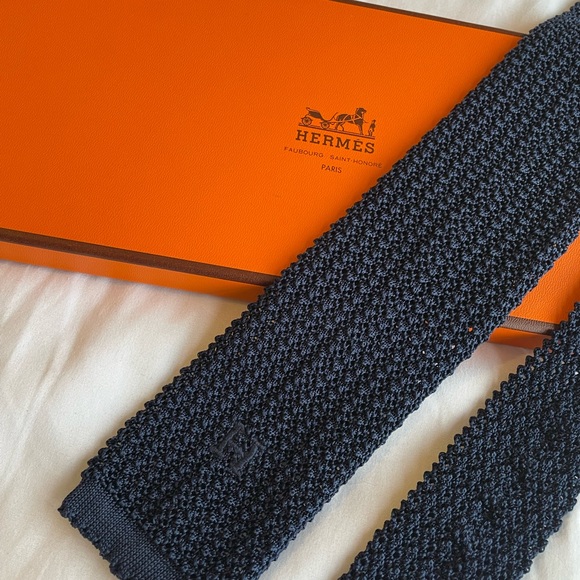 Beautiful Navy Blue Hermes Tie - Picture 2 of 8